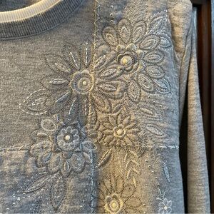 Alfred Dunner pullover sweatshirt -floral embroidery   size large Sparkly